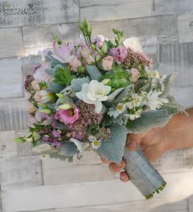 Menyasszony csokor, hamvas mezei (rózsa, liziantusz, frézia, sedum, kövirózsa, rózsaszín, lila, fehér,)