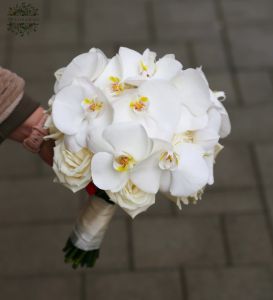 menyasszonyi csokor fehér rózsából és Phalaenopsis orchideából