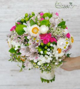 menyasszonyi csokor (krizi, hypericum, szalmarózsa, kamilla, alstromeria, zöld, fehér, rózsaszín)