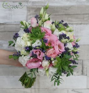 Menyasszonyi csokor levendulával, kövirózsával  (rózsa, rózsa bokor, liziantusz, rózsaszín, fehér, lila)