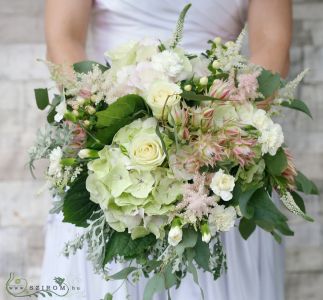 Menyasszonyi csokor nagy bozontos gömb (mini protea, hortenzia, rózsa, szegfű, hypericum, astilbe )