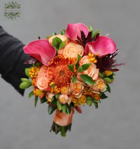 Menyasszonyi csokor őszies színekben (barack, narancs, kála, róza, bokros rózsa, leucospermum)