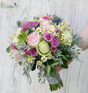 menyasszonyi csokor (rózsa, bokros rózsa, kamilla, kövirózsa, eryngium)