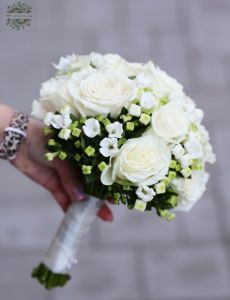 Menyasszonyi csokor rózsával és bouvardiával, fehér