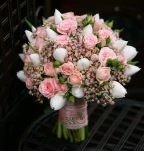 menyasszonyi csokor (bokros rózsa, tulipán, sedum, rózsaszín)