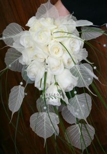 menyasszonyi csokor (rózsa, fátyol levél, fehér)