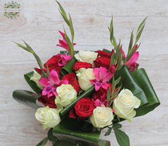 moderner Strauß mit Rosen und Mini-Gladiolen (19 Stielen)