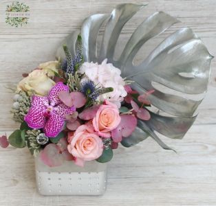 Modernes Arrangement im silbernen Würfeltopf (15 Stiele)