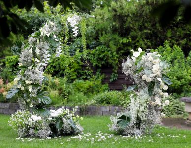 Moderner Blumentor mit weißen Blüten, Orchidee, Hängelilie, Schleierkraut, Rose (Budapest)