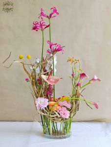 Modern, légies, talpon álló asztali csokor, üvegtálban, esküvői , rendezvény asztaldísz (rózsaszín, sárga, anthurium, rózsa, dália, nerine, kála)