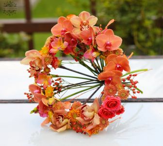 Modern menyasszonyi csokor, karika formában, orchideákkal (phalaenopsis, cymbidium, frézia, santini, bokros rózsa, narancs)