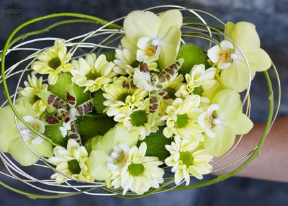 Moderner Brautlook mit Orchideen in Vanillefarben