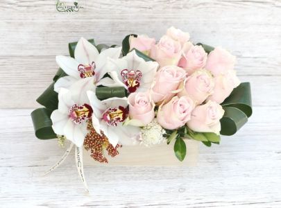 Modern orchideás rózsaszín rózsás kompozíció fa tálban