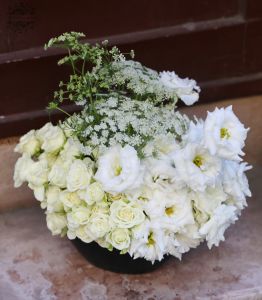 Modernes weißes Blumenarrangement mit Lisianthus, Rosen und saisonalen Blumen.