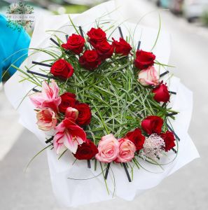 Modern vörös rózsás csokor amarillisszel, füves csokoralappal