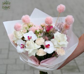 Puha gombócos félhold csokor orchideákkal, reflexelt rózsákkal