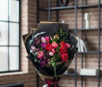 Színes tulipánok izzó színekben, apró virágokkal (19 szál)