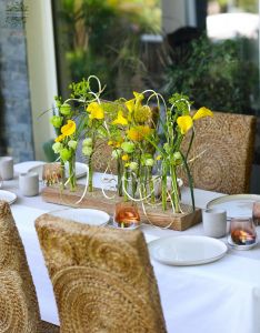Moderne Tischdekoration mit Drahtstruktur für Hochzeiten, Veranstaltungen oder Reception (Gelb, Calla, Leucospermum, Buschrose, Lisianthus)