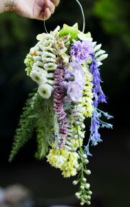 Modern krizi csokor virágfüzérekkel (krizi, delphinium, orchidea, levendula lila, krém)