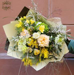 Großer luftiger Strauß mit Mimosen, Tulpen, Rosen, Orchidee (31 Stiele)