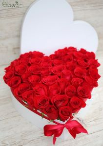 Große herzförmige Schachtel mit 50 Rosen