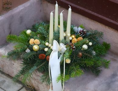Weihnachtstischdekoration mit vier Kerzen, Kugeln und Tannenzweig