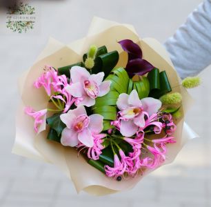 Nerinen, Orchideen, Callas im runden Strauß
