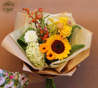 Sommer Sonnenstrahl Blumenstrauß mit gelben Rosen, Sonnenblume und Hortensie