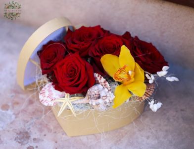 Sommerliche rote Rosenherzbox mit Muscheln und Orchidee