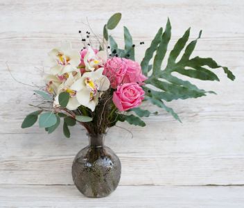 Orchids and roses in vase (11 stems)