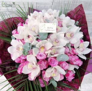 Óriás csokor 20 orchideával, 60 lila rózsával