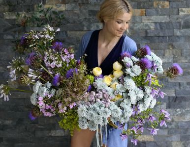 Große Blumenstrauß in Grau-, Violett- und Grüntönen mit Artischocken.