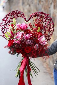 Riesiger Herzstrauß mit Rosenlilien