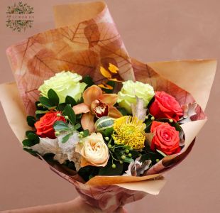 Herbststrauß mit Kürbis, Orchidee, Rosen