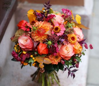 Őszi menyasszonyi csokor dáliával (rózsa, dália, zinnia, scabiosa, skimmia, narancs, bordó)