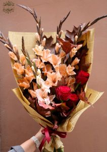 Herbstlicher Strauß roter Rosen mit Mokka-Gladiolen