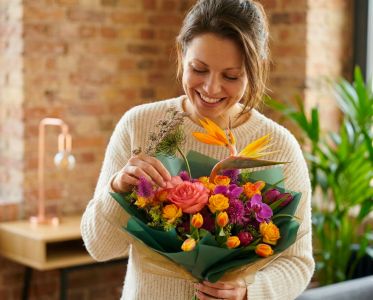 Tulipános, papagályvirágos, bokros rózsás trópusi színvilágú csokor (19 szál)