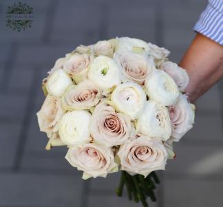 Pastellfarbener Kugelstrauß aus Rosen und Ranunkeln (25 Stück)