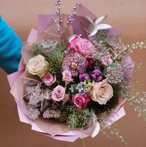 Pasztell lila csokor rózsával, tulipánnal, pezsgő színű virágokkal