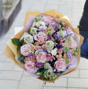 Pastellrosa Strauß mit Rosen, Lisianthus und Skabiosen (44 Stiele)