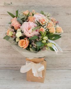 Runder Strauß in Papiervase mit Pfirsichrosen, Pfingstrosen, kleinen Blüten (22 Stiel)