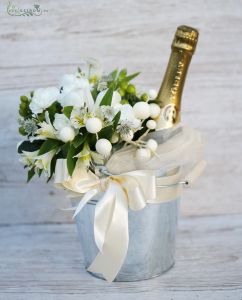Champagne mit weißen Blumen im Blechtopf