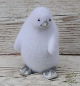 penguin figurine (14cm)