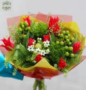 Piros tulipánok üde zöld kiegészítőkkel (10+6 szál)