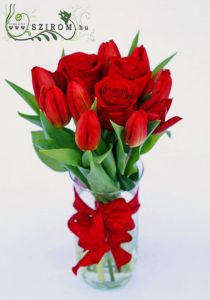 Tulpen und rote Rosen in einer Vase (13 Stämme)