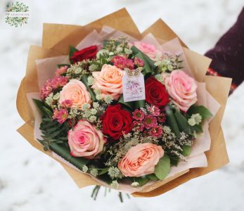 Romantischer Blumenstrauß mit roten und pfirsichfarbenen Rosen
