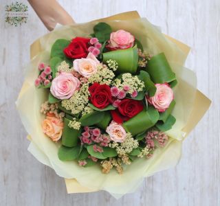 Meleg színű rózsacsokor apró virágokkal (26 szál)