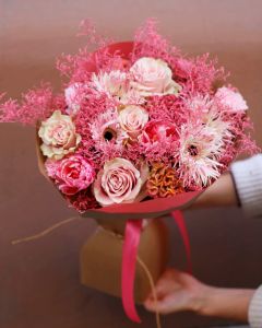 Rustikaler rosafarbener Strauß mit Rosen und Gerbera (19 Stiele)
