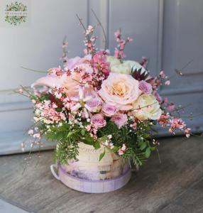 rosa Frühlingskomposition in einer gemusterten Papierbox (20 Stränge)
