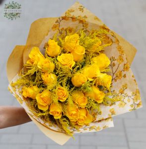 20 szál sárga rózsa sárga apró virágokkal